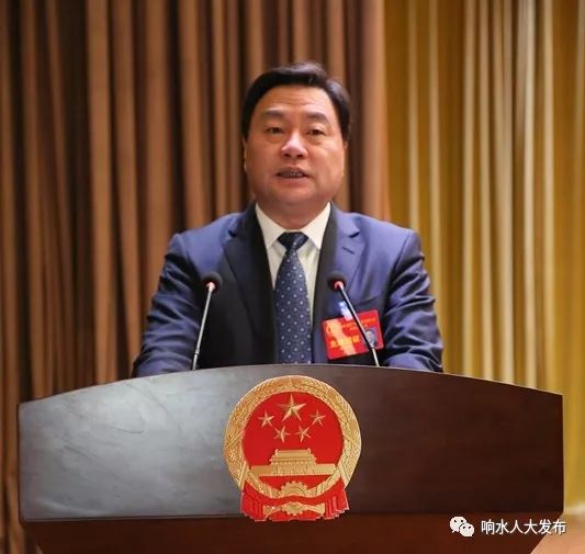 受十届人大常委会委托,县人大常委会主任杨毅坚作人大常委会工作报告.