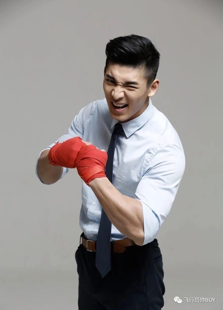 他一毕业就获得了不错的资源,直接就参加了男模比赛,还取得过非常不错