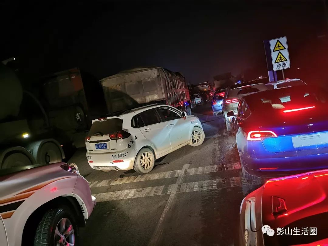 小车夜间轻微车祸图片图片