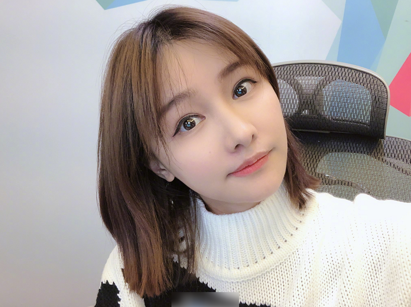 miss参加药水哥比武,眼神被身边女模特吸引:对比起来有点自卑_电竞