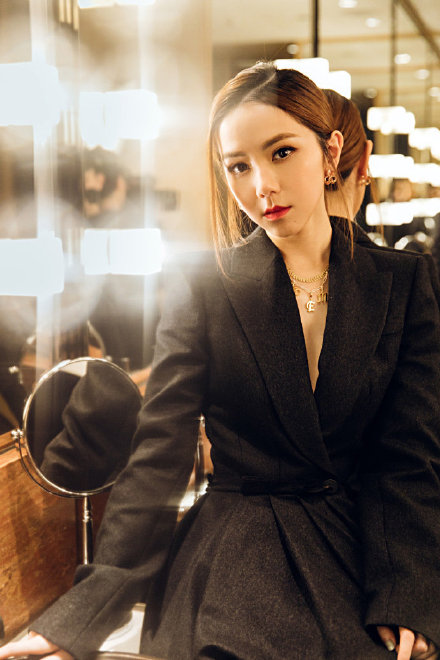 邓紫棋 深v礼服 身着黑色深v西装裙,霸气利落 状态超棒!