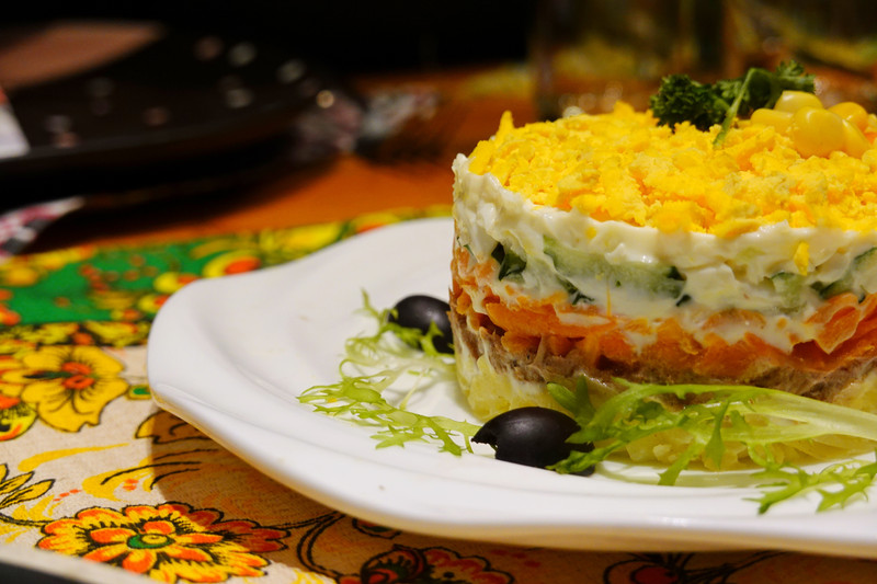 而在这三道菜之前,按照俄罗斯传统习俗,要先上冷盘.