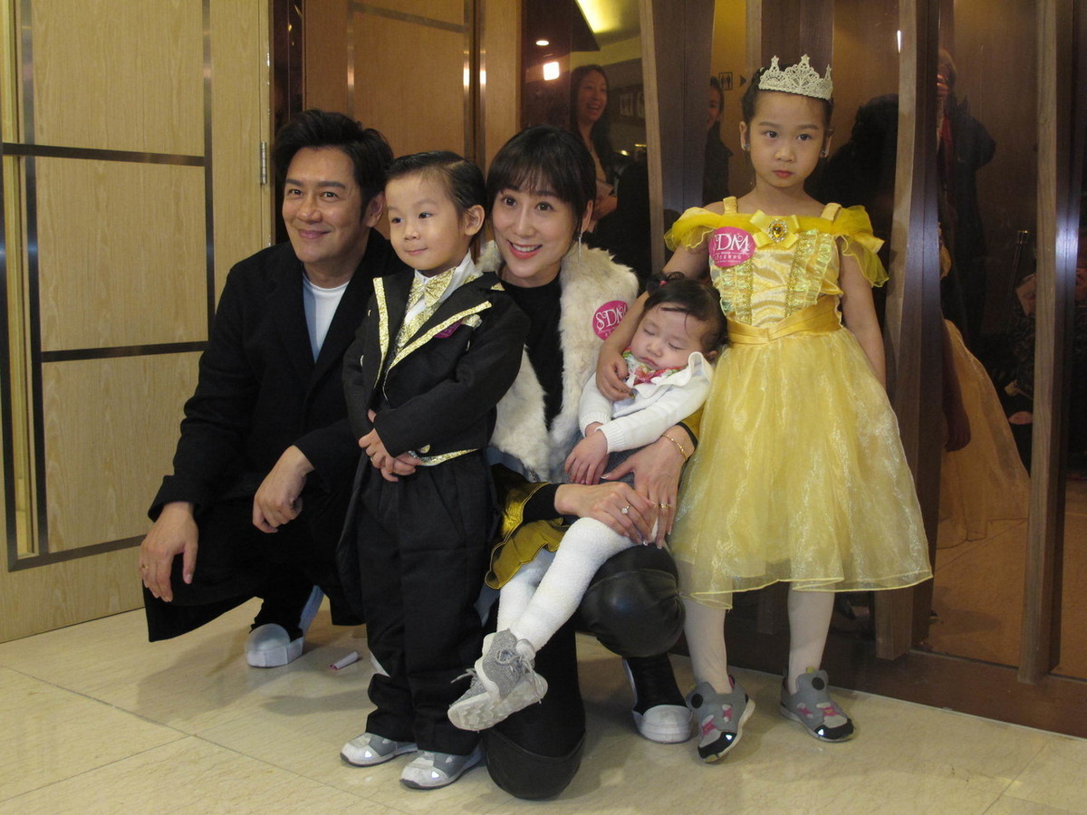 陈浩民一家六口出席活动,和妻子同框暴露身高,连170cm都没到?_蒋丽莎