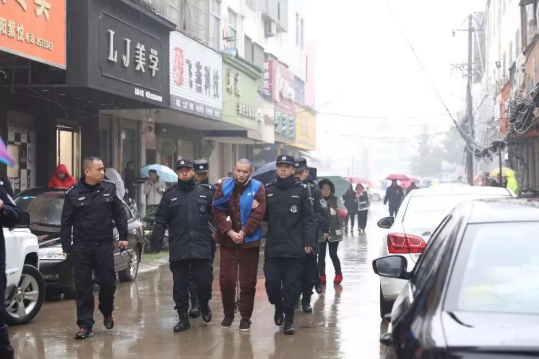 近日,利辛县公安局在侦办马成杰,马成光,马成龙等人涉嫌寻衅滋事案件
