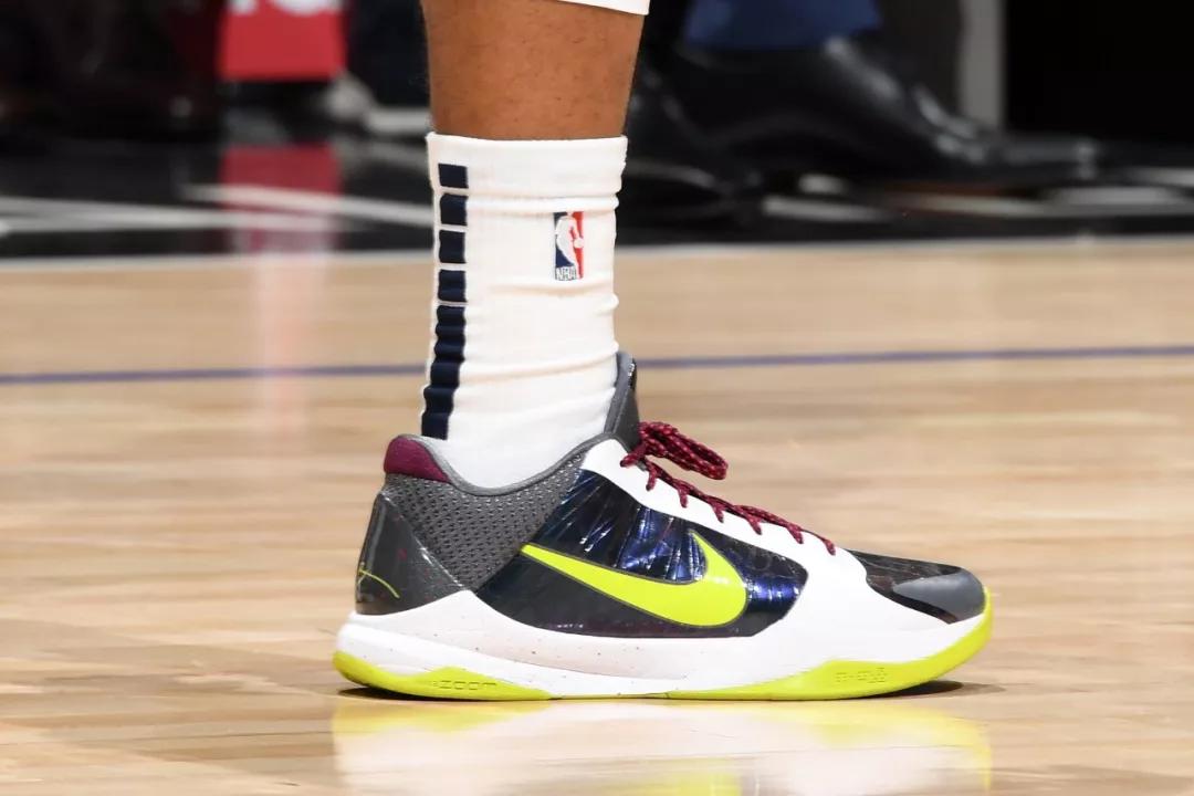今日上脚乔治的pg4正式亮相科比球鞋遍联盟