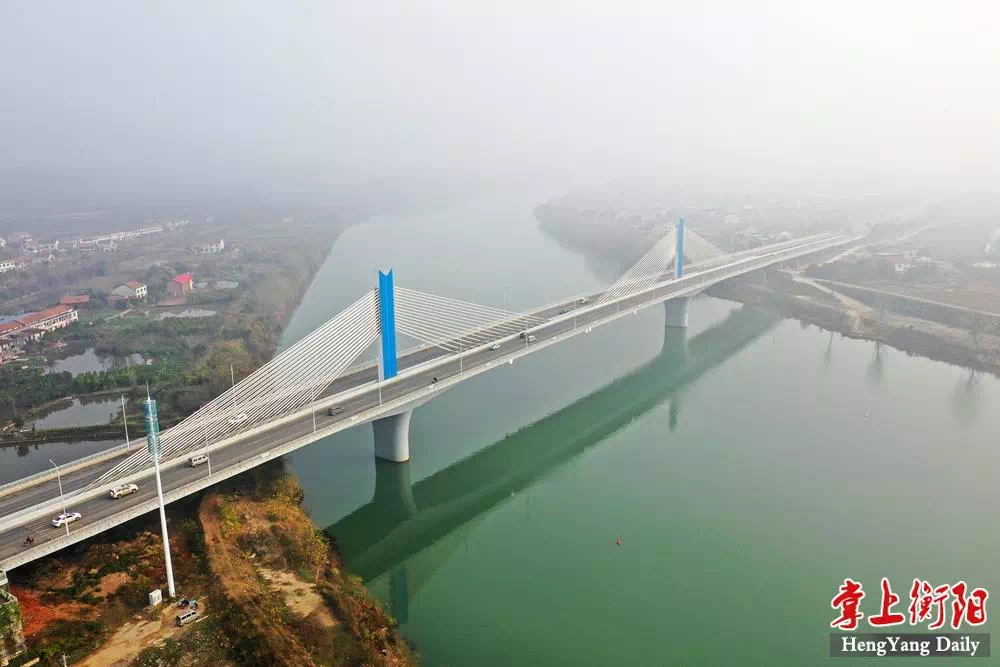 船山东路二跨耒水船山东路二跨耒水大桥,该桥为双塔矮斜拉桥,造型