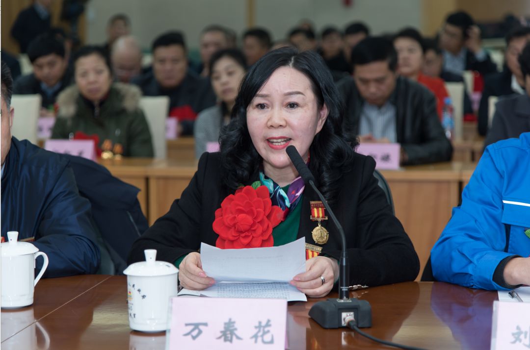 "双创"劳模代表万春花,工匠劳模代表刘辉,农业劳模代表曹国洪,教育