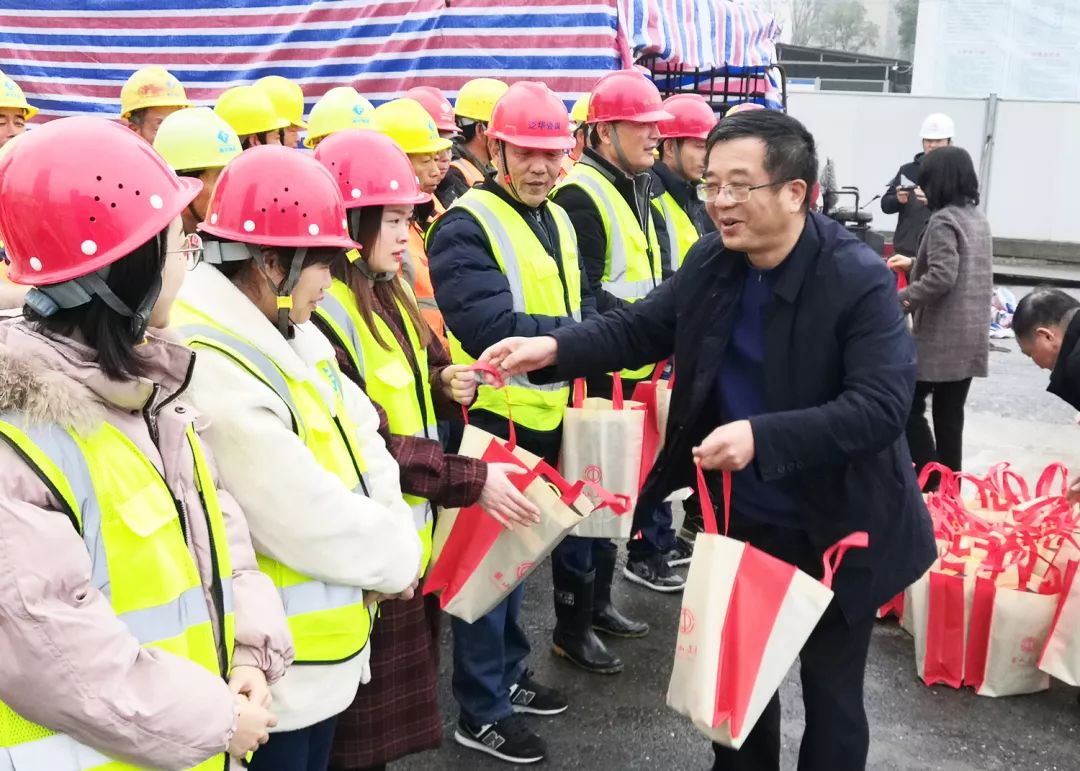 人文的温度折射着城市的文明程度这一袋袋慰问品传递了温暖和感动也让