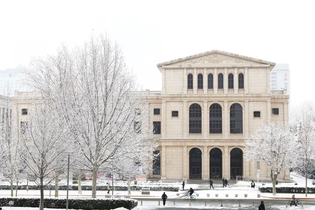 2020年的第一场雪换上新装的北航美成了仙境