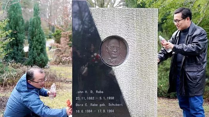 黑白色墓碑上雕刻着拉贝的头像,下面写着"约翰66h66d66拉贝
