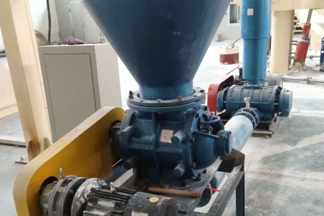 体物料气力输送系统依据物料在输送管中的运动的状态有悬浮流,急湍流