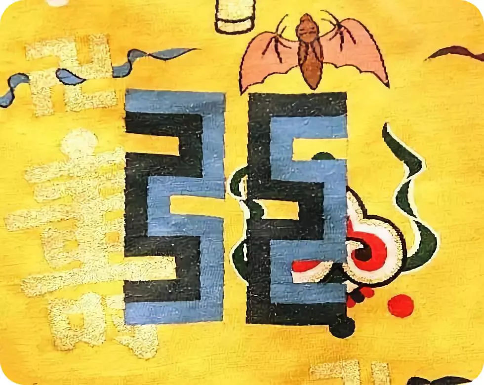 黻除了十二章纹之外,龙袍还绣以五彩云纹,蝙蝠纹等吉祥图案,五彩云