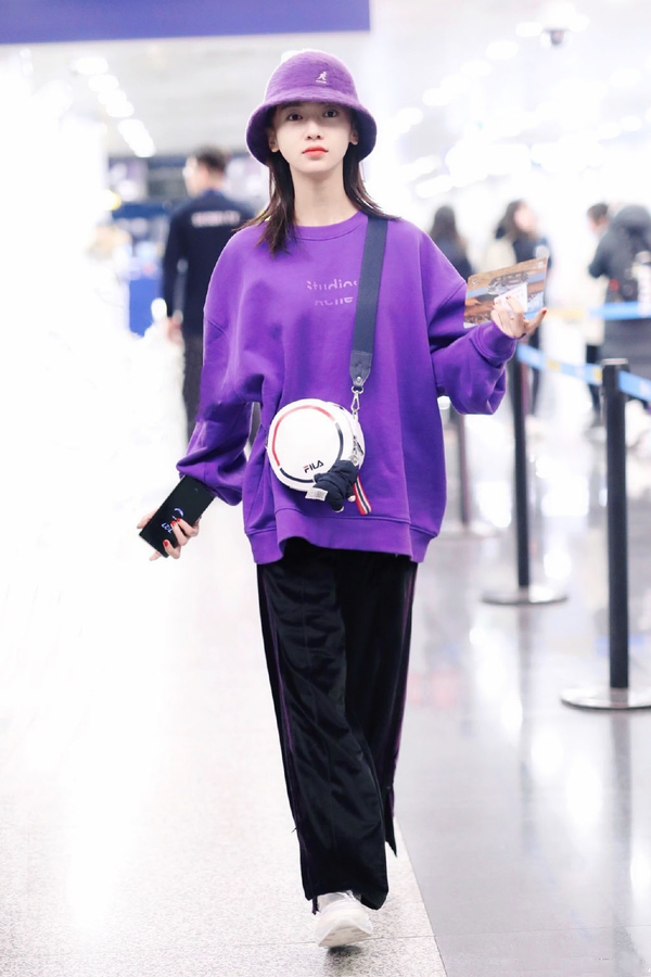 原创29岁吴谨言为凹造型拼了大冷天单穿卫衣全身造型身价不过3千