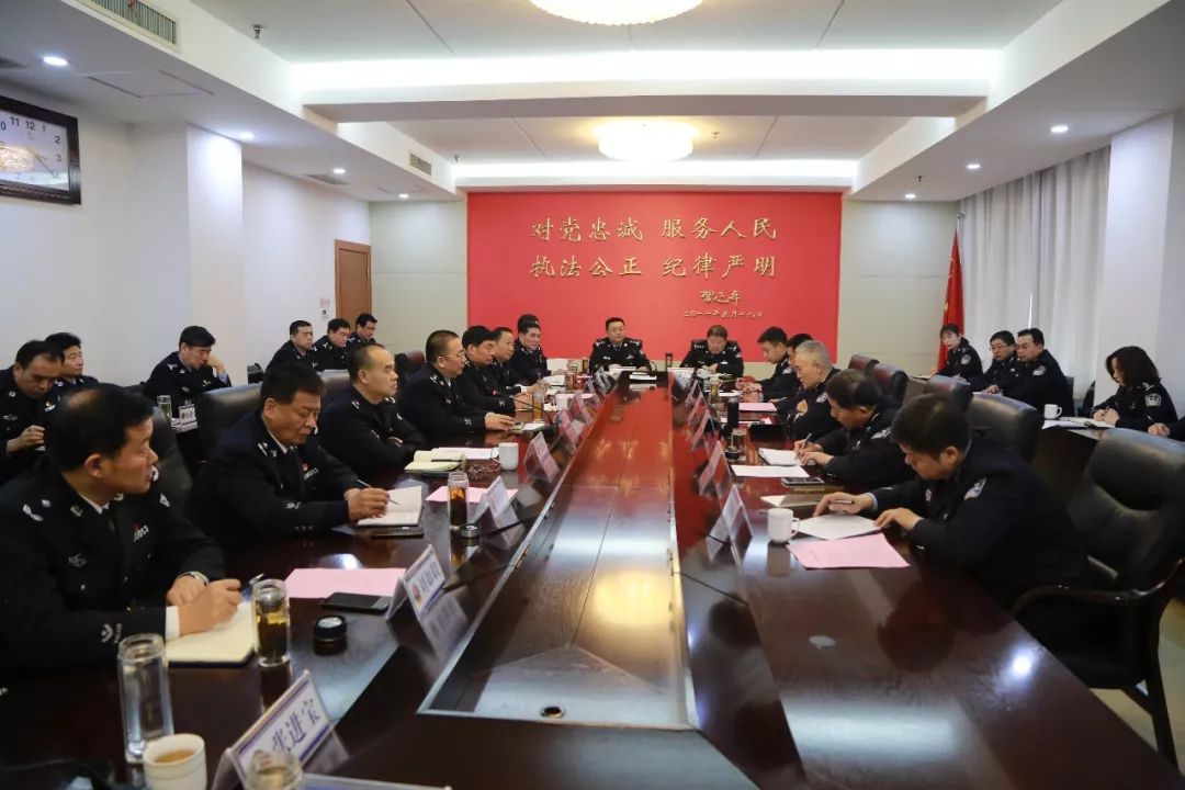 期间,修潍青听取与会民警就具体案件的汇报解析,并鼓励民警充分发表