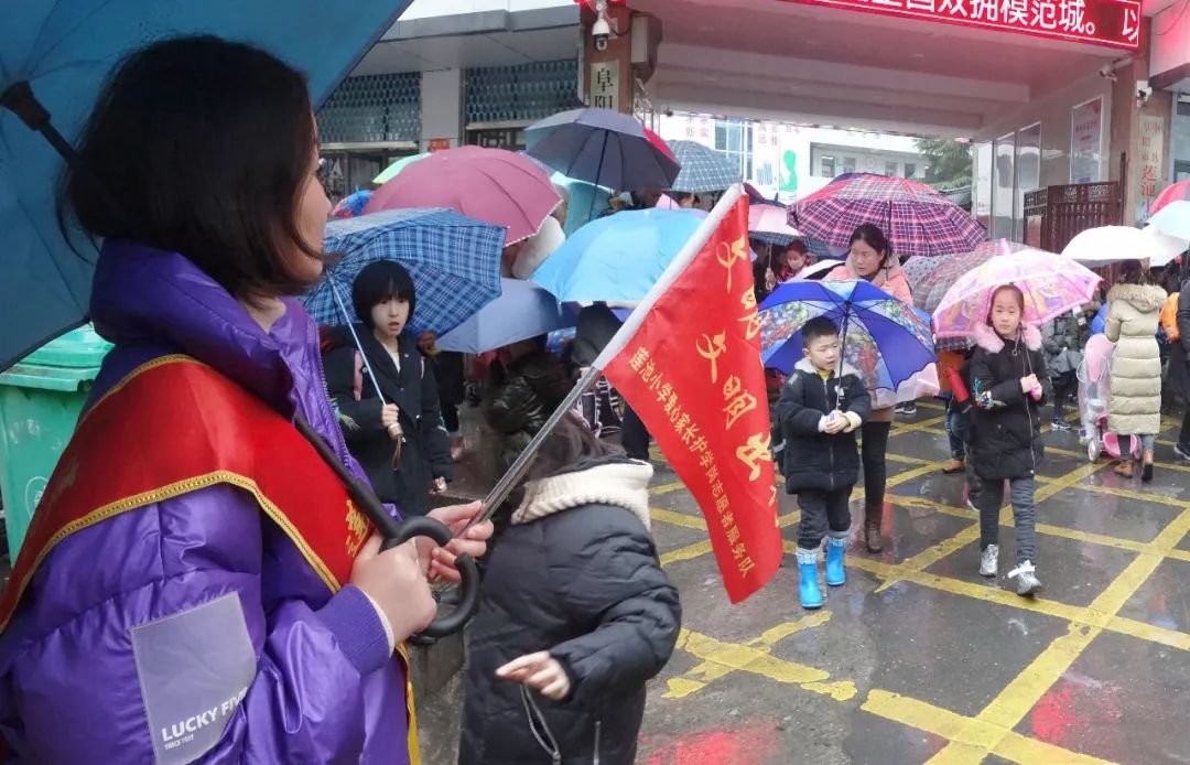 在"阜阳夜话"活动开展中,莲池小学门前交通拥堵的问题被提出,而莲池