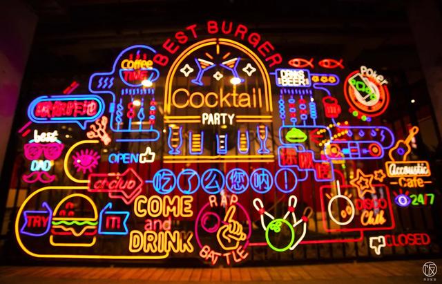 一楼的"弄里间"分明是个小香港,窄巷,霓虹灯.满满复古港风style,既