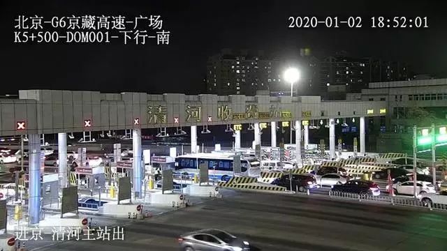 云南昆明昆安高速出城方向因收费站系统调试和大量货车排队致使昆明西