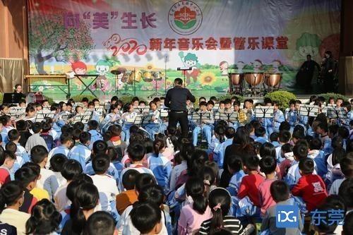 东莞石龙镇中心小学举行迎2020新年音乐会(图1)