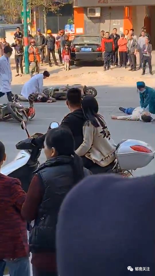 郁南:都城发生一起交通事故,两人训低在地上.