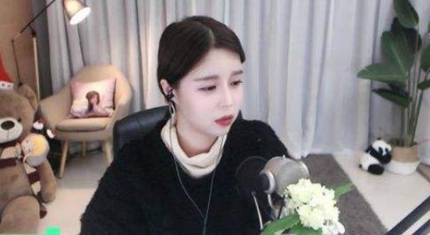 离开,然而在数分钟之后doinb的直播间内却出现了意外的刷屏"苏恩哭了"