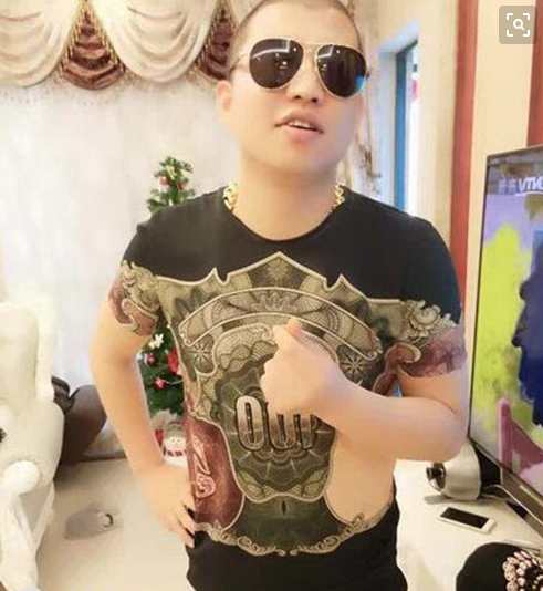 二驴是一个暴发户,火了之后就赚到了钱,但他的言论不当,而且还经常