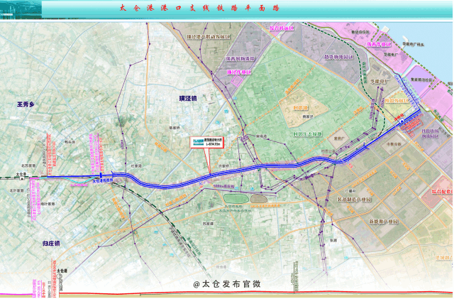 自沪通铁路一期太仓港站上海端引出东行,在浪港南侧设港前浮桥站,铁路