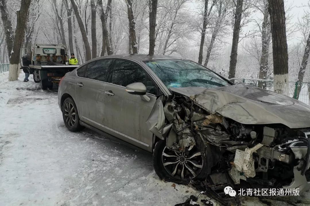 雪天路滑易发交通事故,谨防"地穿甲!