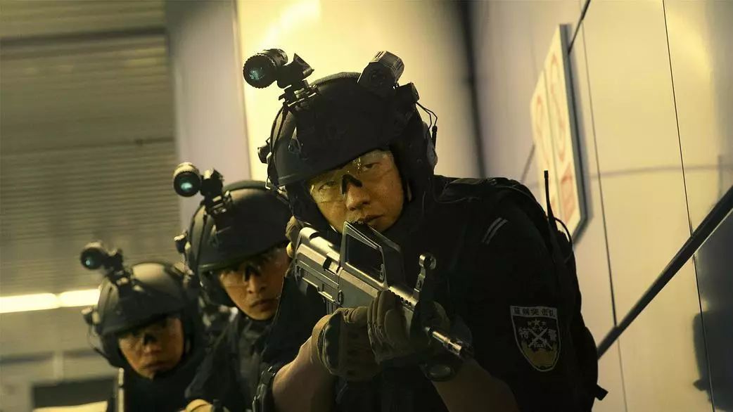 特警队肌肉霸屏真硬汉还是辣眼睛