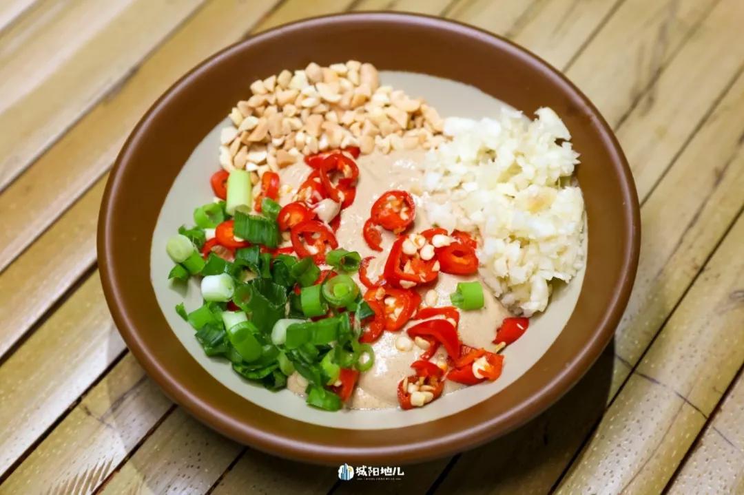 悄悄说一句,这可是小编的独家配方吆~"芝麻酱 小米辣 蒜泥 葱花 花生