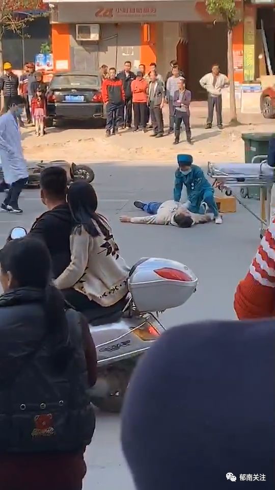 郁南:都城发生一起交通事故,两人训低在地上.