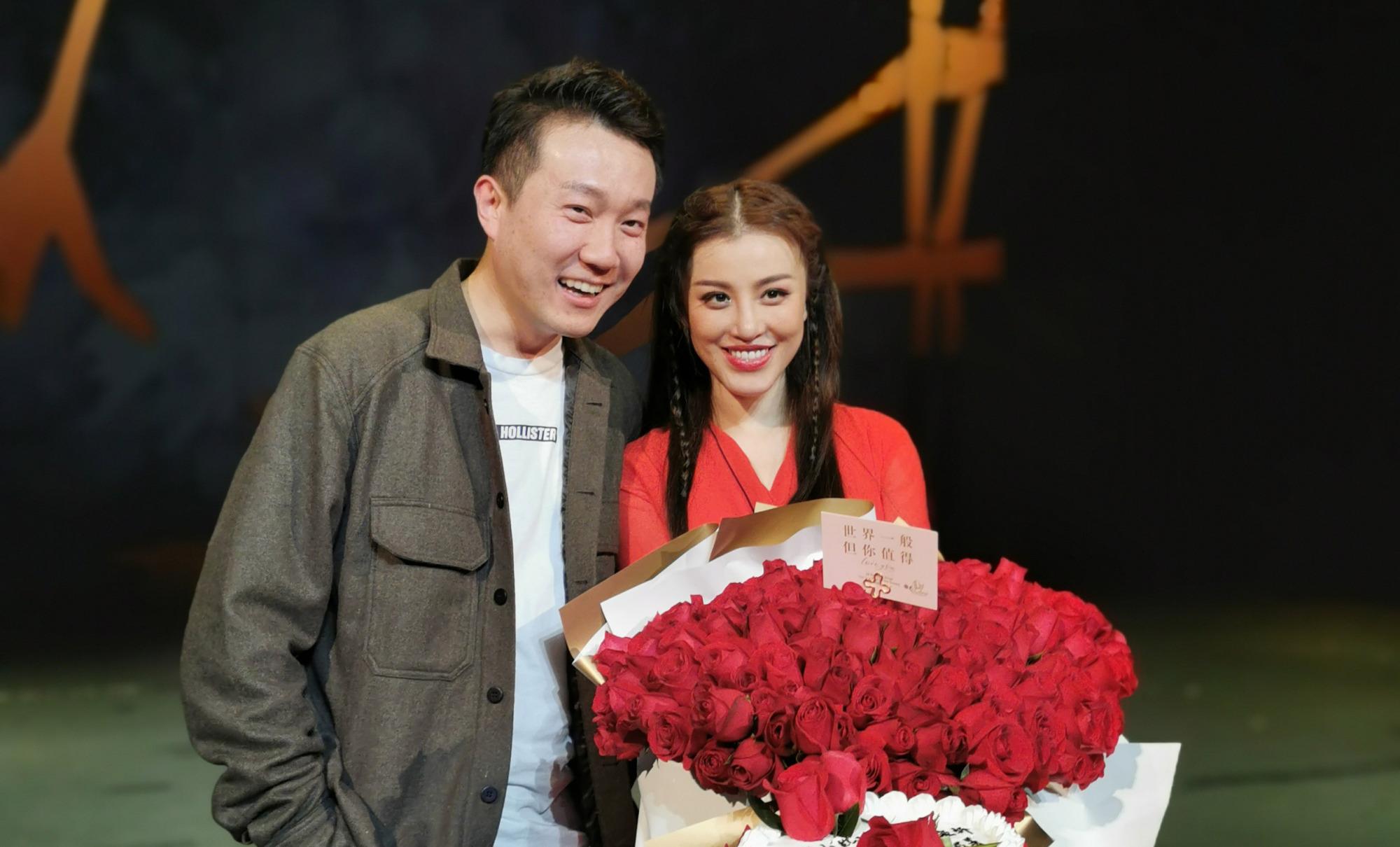 刘翔前妻葛天近照曝光手捧大束玫瑰与男子合影心情大好