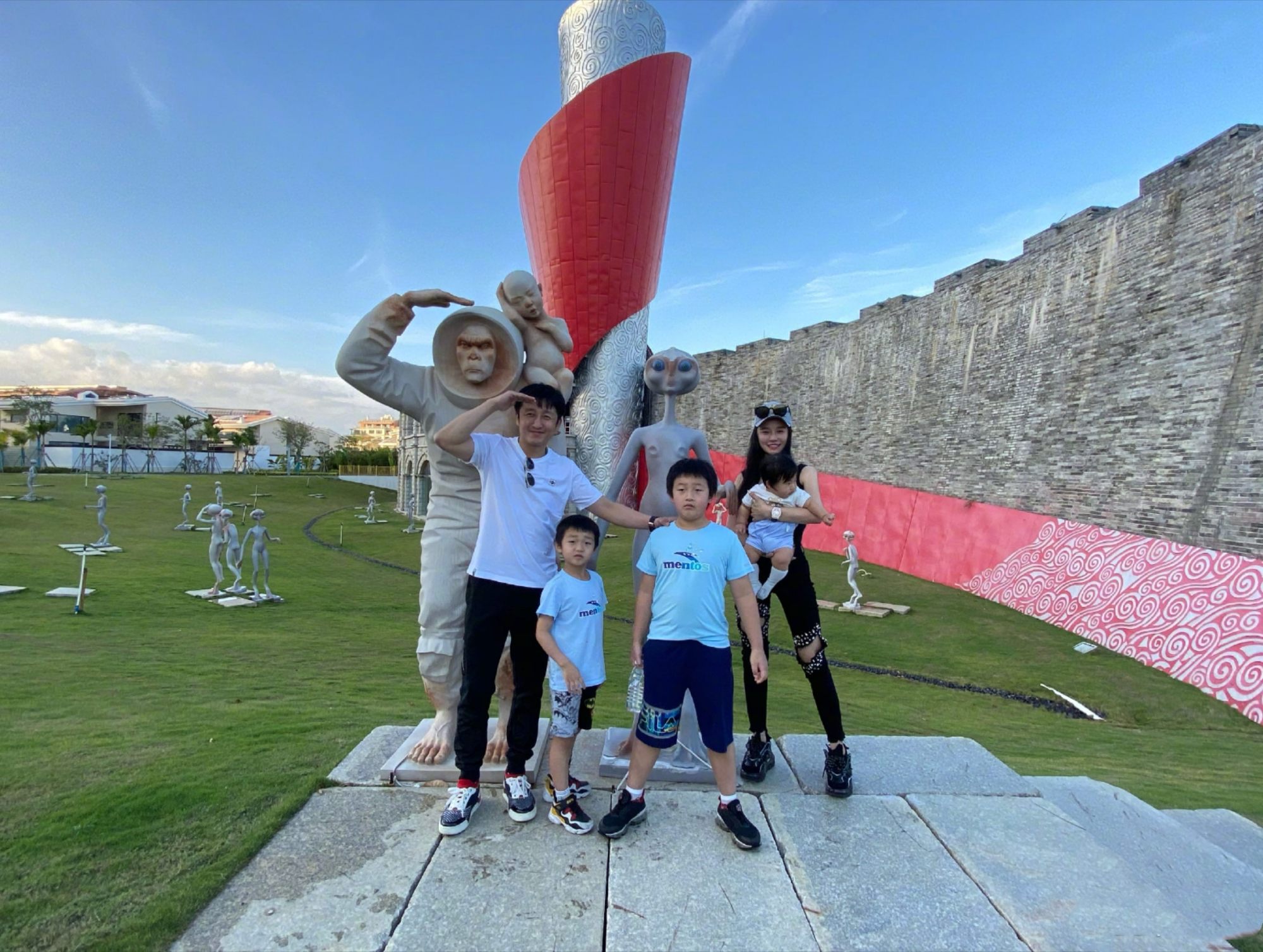 且过了百日如今也是一个有爱美满的五口之家了~最近几年夫妻俩的综艺