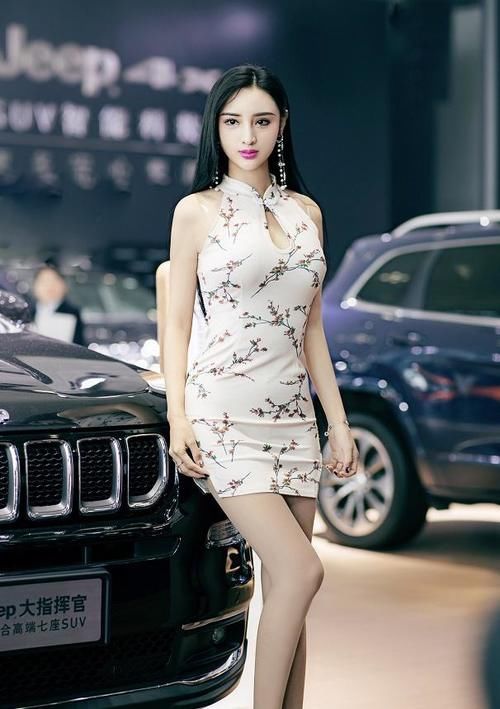 中国第一车模吴春怡穿瓷白改良旗袍亮相搭流线耳坠演绎别致美
