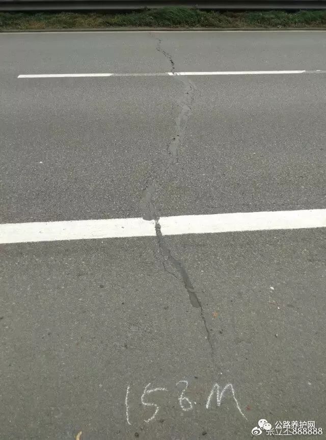 时,沥青路面表面就会被拉裂,并逐步向下发展,形成上宽下窄的横向裂缝