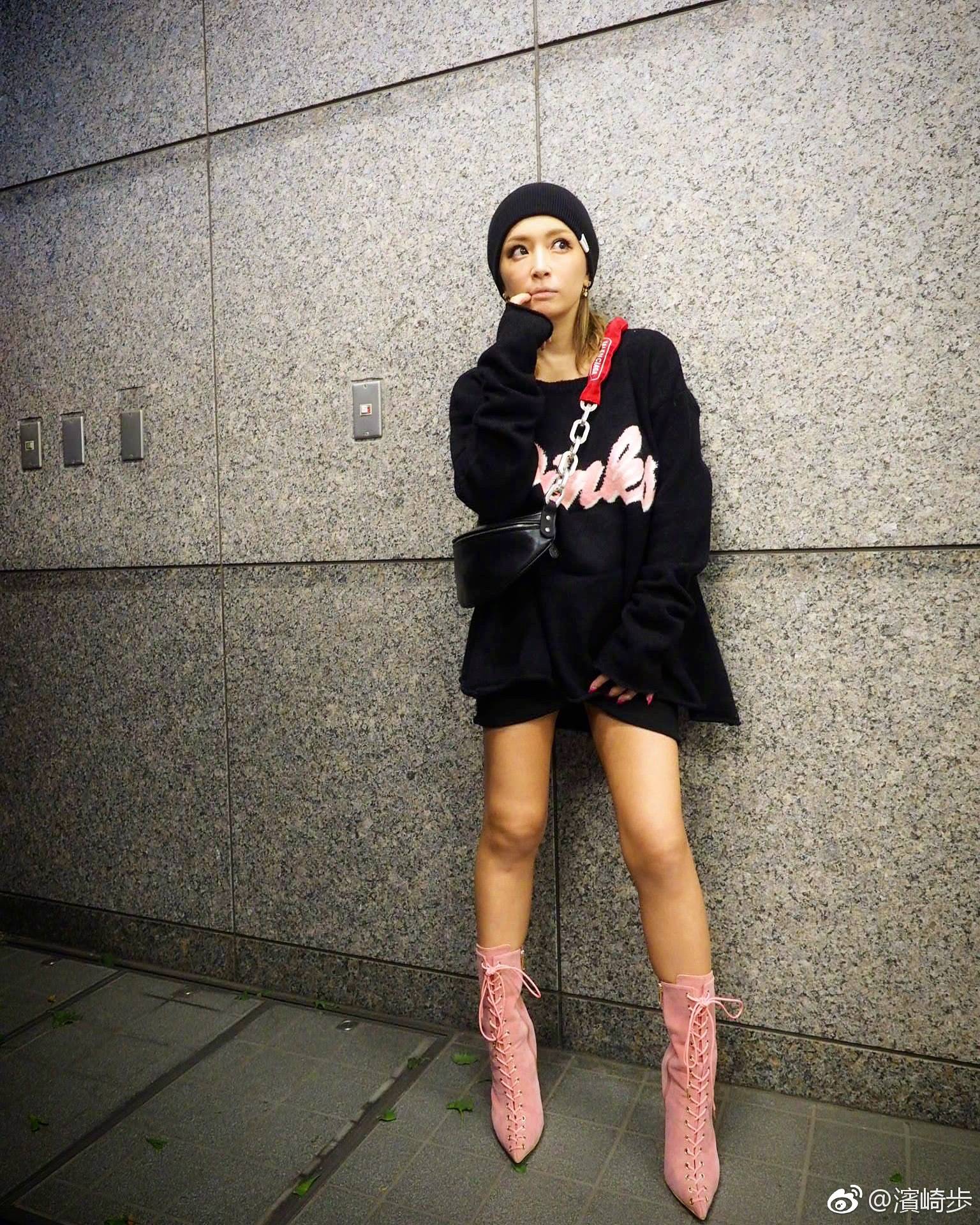 的露背露肩款已经成为滨崎步爱不释手的单品,无论是度假还是日常生活