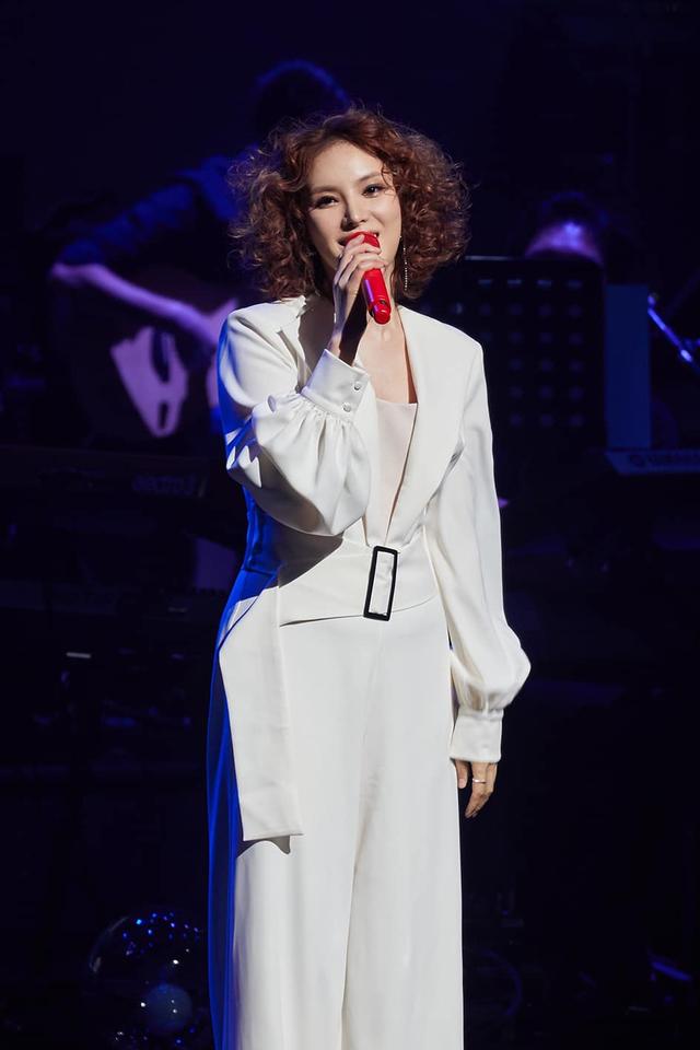 曾被曝新婚10天就劈腿,却仍和老婆秀恩爱_gummy