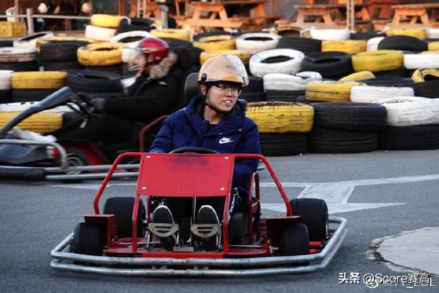 t1官博更新团建照片:faker玩卡丁车