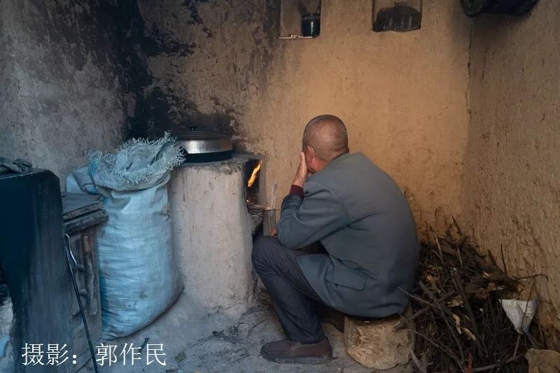 老伴回来了,他赶紧烧火做饭.老两口恩恩爱爱,配合默契.