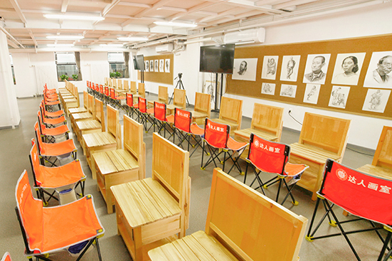 大画室也不是什么人都收,这和你自身的文化课成绩与专业可成绩息