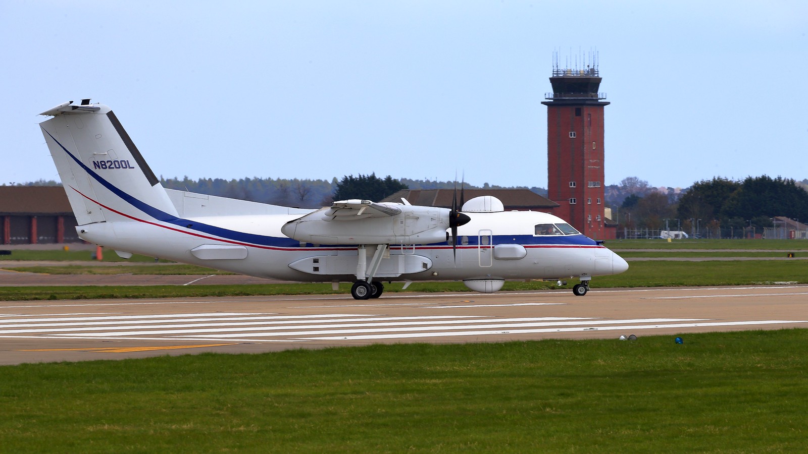 "冲8"间谍飞机,机身各种天线