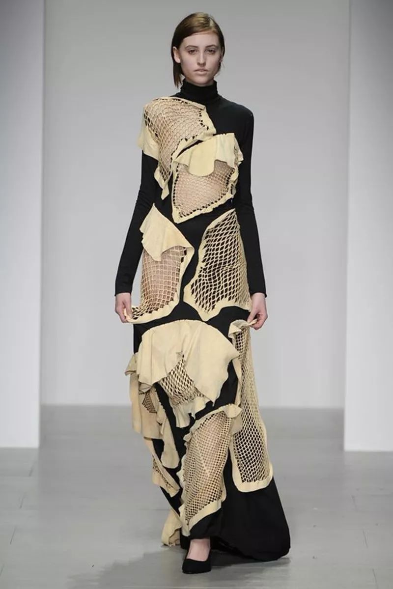 极简的镂空的设计呈现出极简艺术款式,个性十足,镂空时装是通透,性感