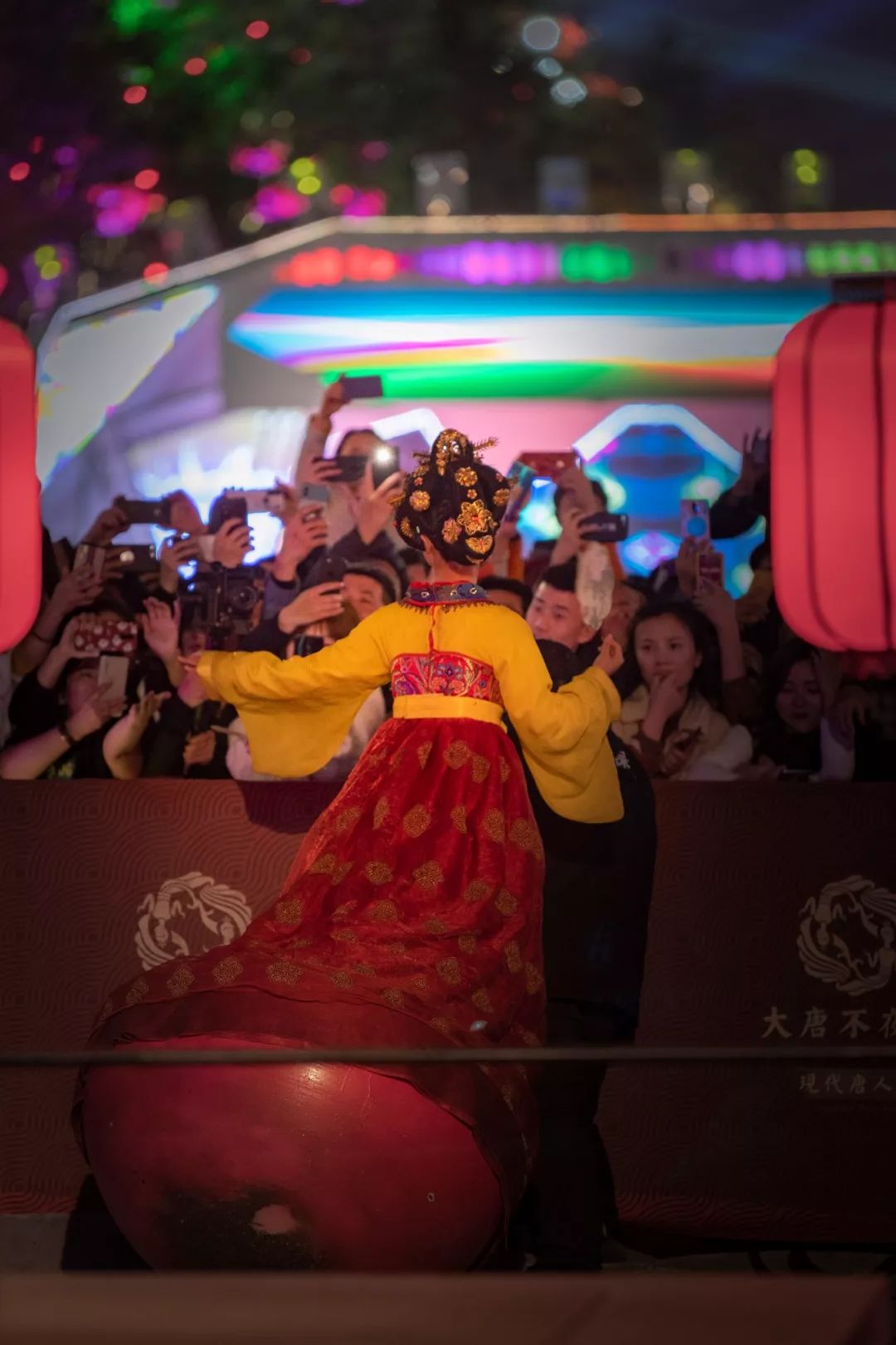 在大雁塔脚下还有人声鼎沸的大唐不夜城,不倒翁小姐姐将西安更是掀起