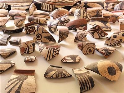 河南青台遗址出土的仰韶文文化彩陶片.闻白 摄