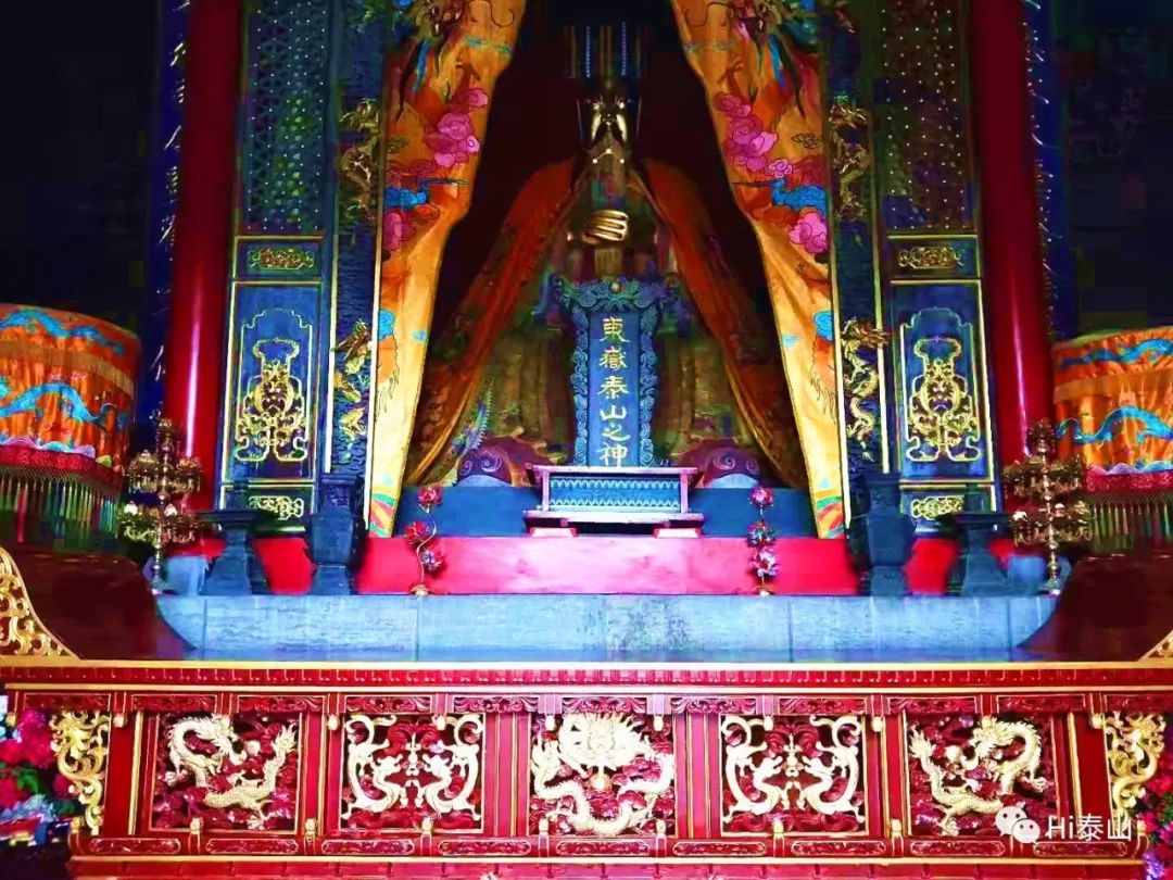 这是一件献给泰山神的龙袍它的来历还要从乾隆皇帝说起