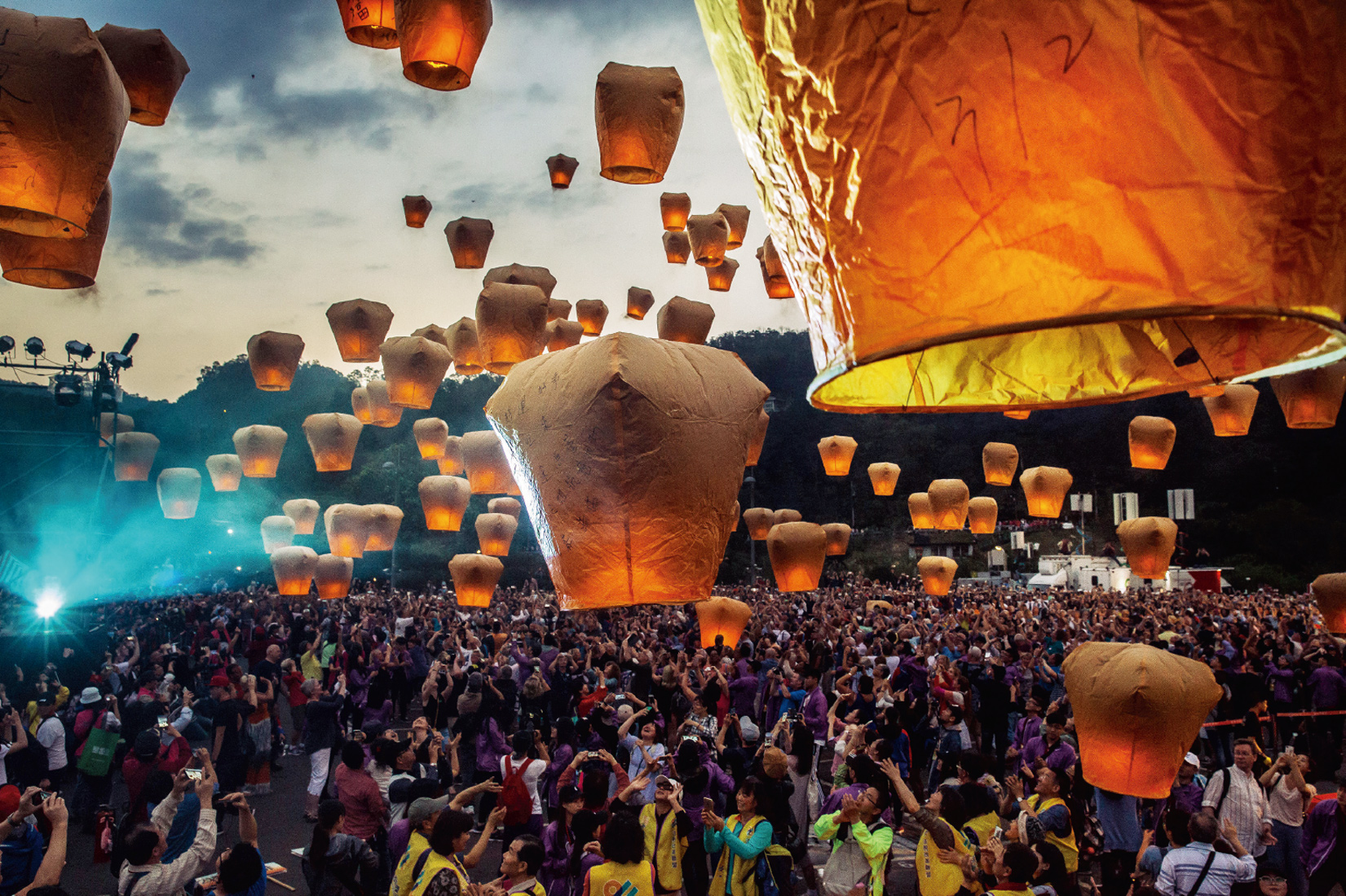 百盏天灯同步升空平溪天灯节