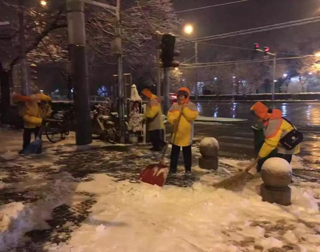 瑞雪兆丰年三里屯以雪为令全力开展扫雪铲冰行动