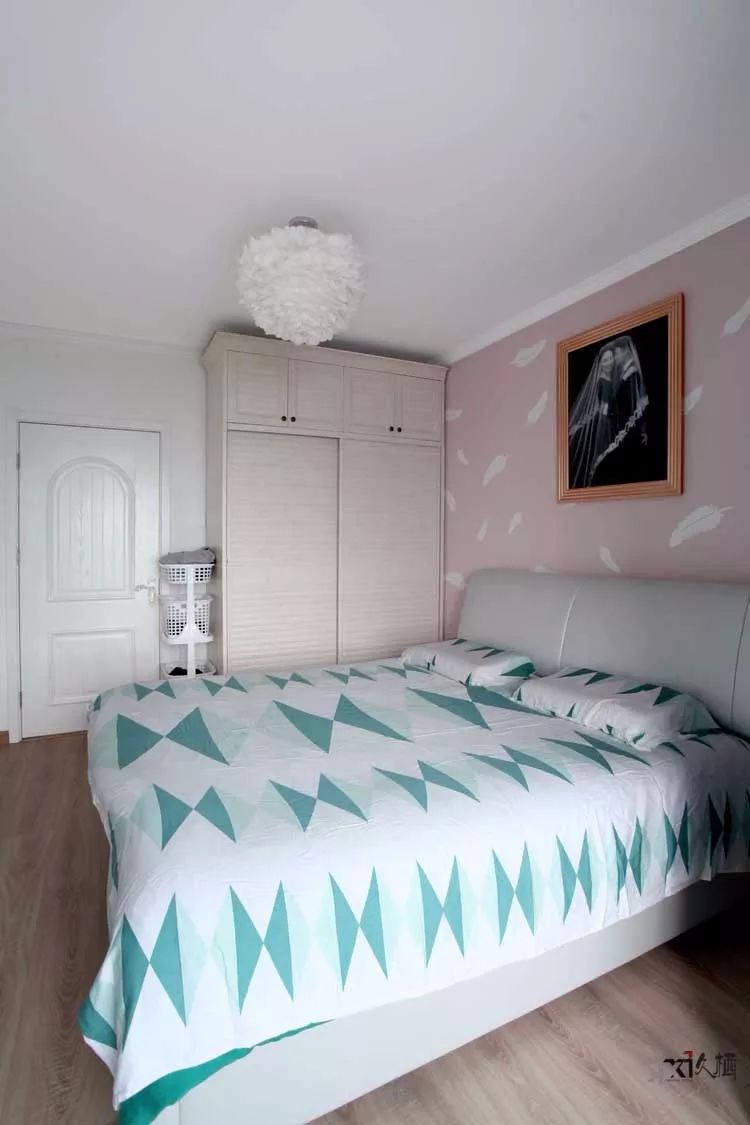 卧室是比较喜欢软软质感的靠背设计的,不知各位是如何考虑床铺的选择