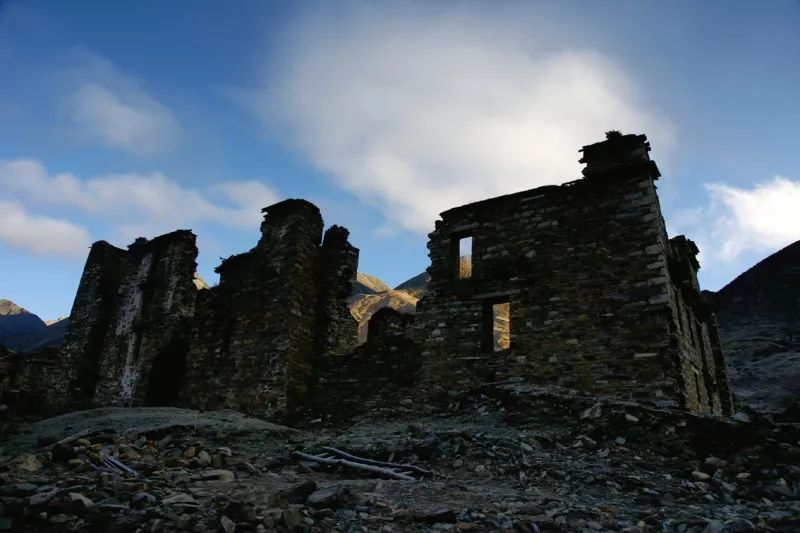 西藏必去景点神湖拉姆拉措旁的琼果杰寺
