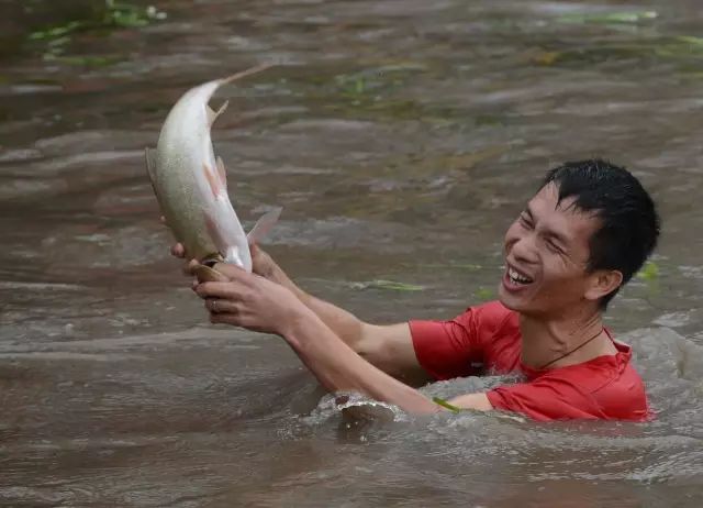 鞭炮炸水塘图片