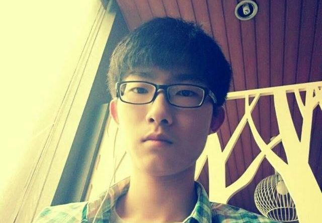 55岁演员李洪涛近况, 与妻子相爱30余年, 儿子是大家熟悉的演员